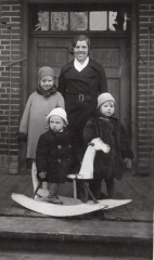 Tēlnieks Aivars Gulbis bērnībā kopā ar māsām Baibu, Rutu un aukli Vilmu Tīmani
