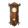 Siena pulkstenis ar apaļu baltu porcelāna ciparnīcu taisnstūra koka korpusā. TMR 21364