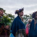 Beim traditionellen Mitsommerfest Ligo (Feier des längsten Tages) in Lettland regnete es heftig, die Teilnehmer in skurriler Regenschutzkleidung und mit Blumenkränzen auf dem Kopf irritierte das wenig.