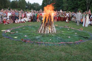 Vasaras Saulgriežu rituāls 2013. gadā. A. Lapiņa foto