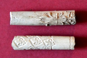 Kātu fragmenti ar heraldisku liliju rotājumu