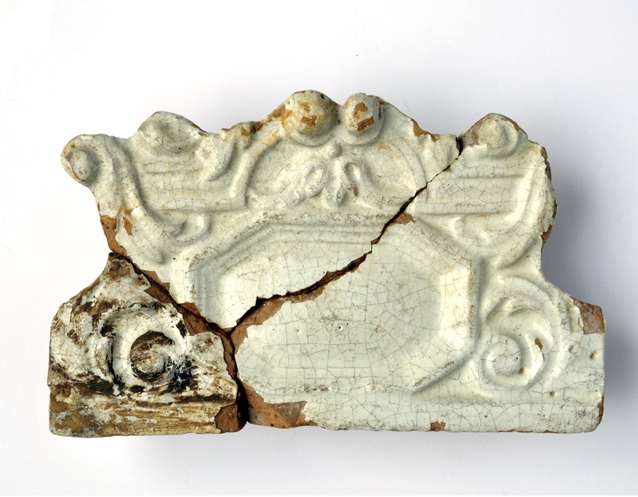 Turaidas pils drupās atrasts krāsns podiņš ar barokālas kartušas motīvu. 18. gs. pirmā puse