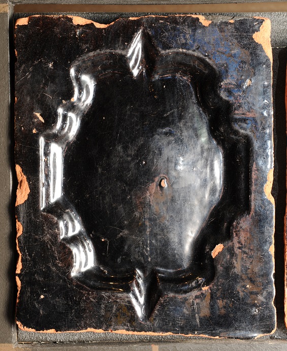 Turaidas pils drupās atrasts krāsns podiņš ar barokāla pildiņa motīvu. 18. gs. pirmā puse