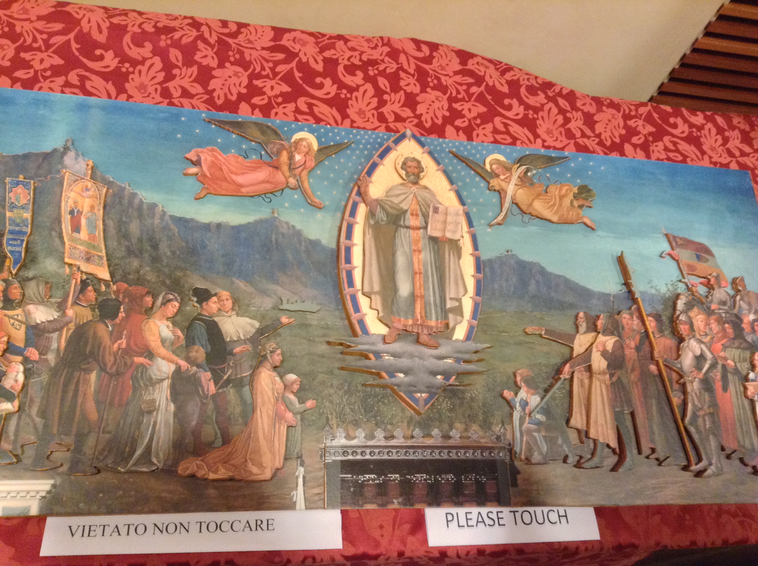 Sienas gleznojuma ar svēto Marīno no Palacco Pubblico atveidojumus cilvēkiem ar redzes traucējumiem