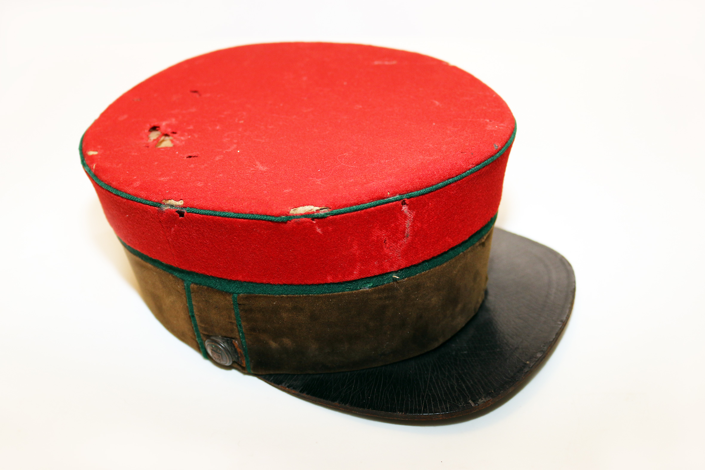 Siguldas dzelzceļa stacijas priekšnieka formas cepure 20. gadsimta 20. gados