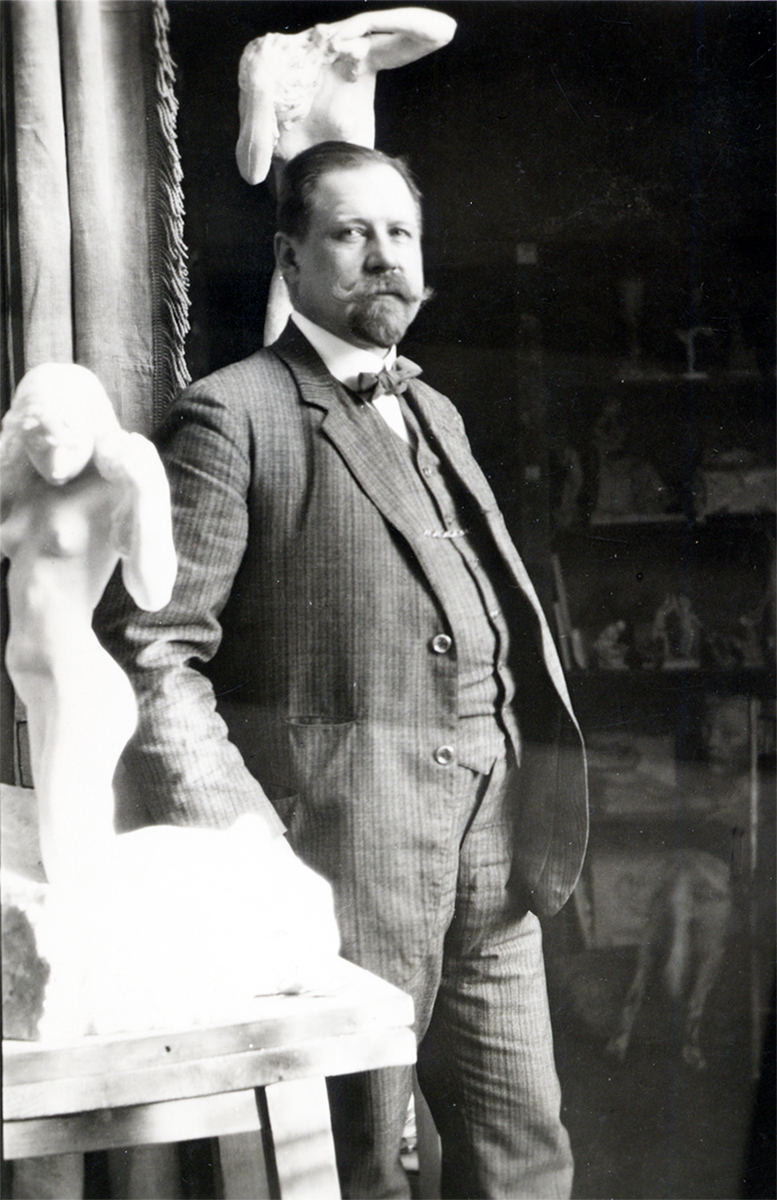 Jūlijs Jaunkalniņš tēlnieka Gustava Šķiltera darbnīcā. Ap 1910. Foto no LU Akadēmiskās bibliotēkas