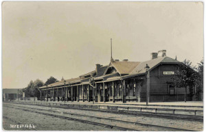 Siguldas pirmā dzelzceļa stacija. Pastkarte. 20. gadsimta sākums. Skats no dienvidaustrumiem, Cēsu puses. 