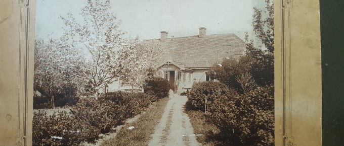 3)	Jaunķempju pagasta “Slaveļu” mājas 19. gadsimta beigas. Jura Strantes ģimenes arhīvs