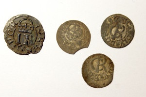 2019. gada Turaidas baznīckalna izrakumos iegūtās monētas. Pirmais no kreisās - 16. gadsimta otrās puses Johana III Tallinā kalts Livonijas šiliņš un trīs Kārļa XI 17.gadsimta otrās puses Livonijas šiliņi