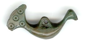Sateseles pilskalna arheoloģiskajā izpētē atrastais ūdensputna formas piekariņš ar saulītes ornamentu. 12. gadsimts