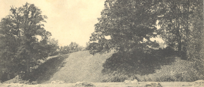 Sateseles pilskalna valnis ap 1910. gadu. Pastkarte. Pretskats no DA. Viens no iespaidīgākajiem Latvijas pilskalnu nocietinājumiem