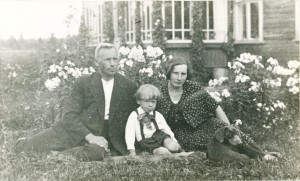 Turaidas pagasta jaunsaimnieki Pēteris un Matilda Pētersoni ar dēlu Uldi savas jaunsaimniecības “Krauju” dārzā. 20. gadsimta 30. gadi
