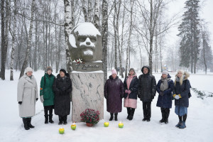 Teodoram Zaļkalnam veltītais piemineklis Siguldā. Atceres brīdis viņa dzimšanas dienā 2021. gada 30. novembrī. Fotogrāfs Agris Tabaks