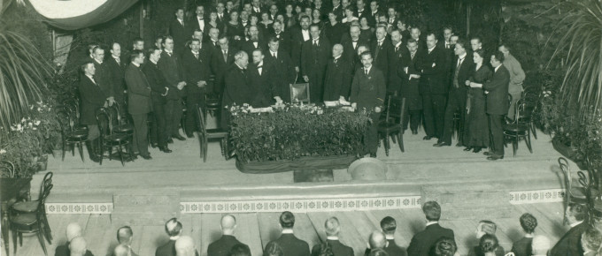3)	Latvijas valsts proklamēšana 1918. gada 18. novembrī. Viļa Rīdzenieka fotouzņēmums. Atklātne TMR krājumā