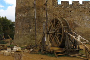Būvniecības rata rekonstrukcija dzīvē. Fotoattēls, Gedelonas pils (Château de Guédelon), Francija