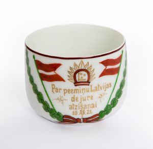 Чашка-сувенир в честь признания Латвии де-юре. 1921 год. Музейные фонды Турайдского музея-заповедника.