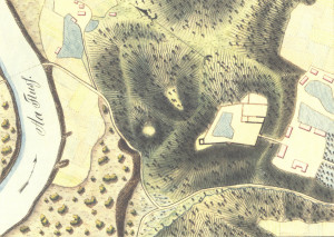 Siguldas pilsdrupu plāns 19. gadsimta pirmajā pusē. Zīmējis V. Tušs. Krusta kalns no pilsdrupām kreisajā pusē, augšā, jau atbilst mūsdienu izskatam. Kreisajā pusē zem Krusta kalna iezīmētais apaļais paugurs dabā (vairs?) nepastāv. Zīmējumā Gaujas tecējuma virziens norādīts pretējā virzienā. (No “Livonijas piļu attēli no marķīza Pauluči albuma”)