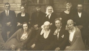 Rudzīšu saimnieku Vītolu dzimta 1927. gadā. Pirmajā rindā no kreisās: meitas Anna, Matilda un viņas vīrs Pēteris Pētersons, meita Emma. Otrajā rindā no kreisās: dēls Jānis ar sievu Annu, tēvs Kārlis Vītols, māte Anna Vītola, vedekla Jūlija un dēls Rūdolfs.
