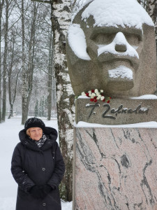 Anna Jurkāne pie Teodoram Zaļkalnam veltītā pieminekļa Siguldā. 2021. gada 30. novembrī. Fotogrāfs Agris Tabaks 