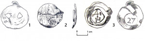 Turaidas pilī atrasto svina plombu zīmējumi. 1 – iespiesti burti RO, 2 – uzraksts LEIDE, 3 – īpašuma zīme un auduma garuma norāde.