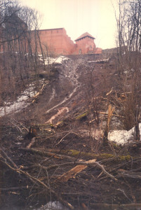 Otrais nogruvums Turaidas pilskalna ritumu nogāzes dienvidu pusē. 2002. gada 8. februāris