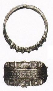 Серебряное кольцо, найденное во время археологических раскопок у Турайдского замка в 1976 году (из: Янис Граудонис. Турайдский замок: II – Находки. 2003)  