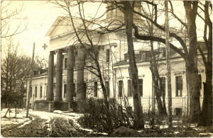 Krimuldas pils drīz pirms pārtapšanas par sanatoriju. Tās priekšā krogs ar Sarkanā Krusta zīmi. 1923. g. 
