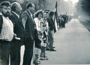 Rokās sadevušies cilvēki uz Vidzemes šosejas 1989. gada 23. augustā triju Baltijas valstu - Latvijas, Lietuvas un Igaunijas kopīgajā protesta akcijā "Baltijas ceļš". Foto Elmārs Bremšmits, TMR 28756