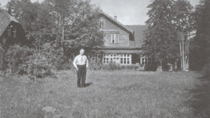 Viktors Eglītis pie dzīvojamās mājas Inciemā. 20. gs. 20. gadi