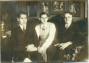 Viktors Eglītis ar dēliem Anšlavu un Vidvudu. 20. gs. 20. gadi. Attēls no Turaidas muzejrezervāta krājuma