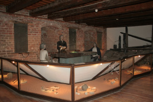 Turaidas muzejrezervāta ekspozīcija „Krustnešu agresija un Gaujas līvu zemju pakļaušana 13. gadsimta sākumā”. Atklāta 1995. gadā maijā. Elmāra Gaigalnieka mākslinieciskais risinājums