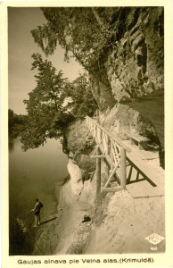 Gājēju tiltiņš pie Velna alas klintīm neilgi pirms 1936. gada. Fotoatklātne. Kr. Vībura foto.