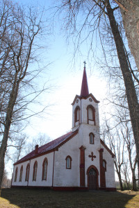 1882. gadā atjaunotā Ķempju baznīca 2018. gada pavasarī. Agra Tabaka foto 