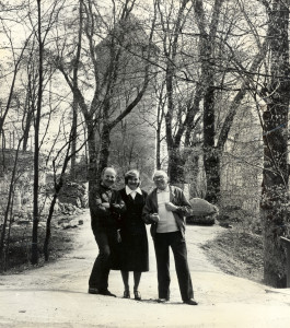 Tēlnieks Indulis Ranka (no kreisās), Siguldas novadpētniecības muzeja direktore Anna Jurkāne, arheologs Jānis Graudonis. 1983. gads 