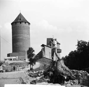 1976. gadā uzsāktā Turaidas pils kompleksa arheoloģiskā izpēte notiek sadarbībā ar LU Latvijas vēstures institūtu. Attēlā izpētes zinātniskais vadītājs – arheologs Jānis Graudonis.