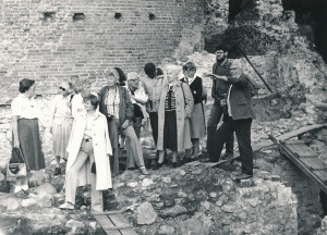 Ekspedīcijas vadītājs Jānis Graudonis iepazīstina Vācijas Federatīvās republikas arheologu-mākslas vēsturnieku grupu ar Turaidas pils arheoloģisko izpēti. 1982. gada vasara 