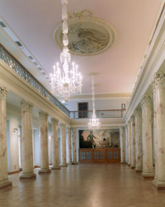 Rīgas pilsētas bibliotēkas kolonu zāle, kur Himzela muzejs atradās kopš 1791. gada. Tagad Rīgas Vēstures un kuģniecības muzeja ekspozīciju telpa 