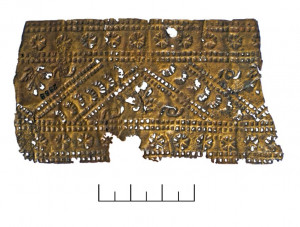 Turaidas pilsdrupās atrasts misiņa skārda lentes vainaga fragments ar cizelētu ornamentu. Foto: Agris Tabaks