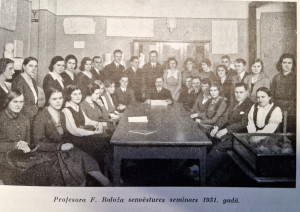 Prof. Franča Baloža aizvēstures seminārs 1931.gadā. Foto no “Senatne un Māksla”1938. Nr. IV.