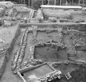 Skats uz Turaidas pils arheoloģiskās izpētes laukumiem – XII, XIV, XVI no rietumu puses 1988. gadā. Foto autors Jānis Graudonis. Turaidas pils teritorija arheoloģiskās izpētes laikā tika sadalīta 20 laukumos. 