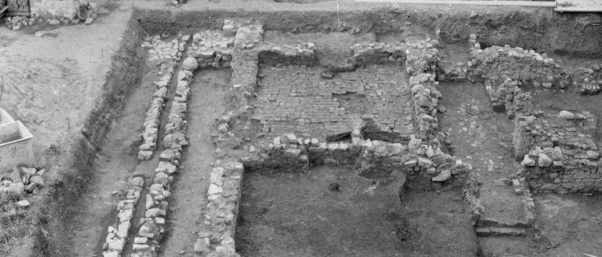 Skats uz Turaidas pils arheoloģiskās izpētes laukumiem – XII, XIV, XVI no rietumu puses 1988. gadā. Foto autors Jānis Graudonis.
Turaidas pils teritorija arheoloģiskās izpētes laikā tika sadalīta 20 laukumos.