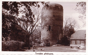 Turaidas pils pagalms. Pa kreisi – rietumu korpuss, vidū – galvenais tornis, pa labi –bij. muižnieku koka dzīvojamā mājā. (Fotobrom pastkarte, sūtīta 1939.g.) 