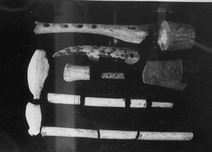 Kaula un māla senlietas, augšējā rindā – stabule. (A. Stubava 1953. gada foto – kopija TMR)