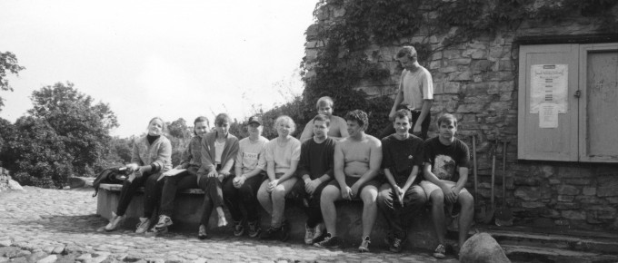 Baltijas jūras piļu muzeju asociācijas jauniešu arheologu vasaras nometnes dalībnieki laukumā pie ieejas pils pagalmā. 1998. gads