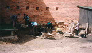 1998. gadā Turaidas viduslaiku pils arheoloģiskajos izrakumos strādā starptautiska komanda – jaunieši no Polijas, Lietuvas, Somijas un Latvijas. No labās otrā ekspedīcijas tehniskā vadītāja Ilze Siliņa