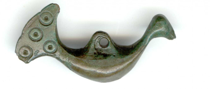 Sateseles pilskalna izpētē atrastais ūdensputna piekariņš. 11. gs. Turaidas muzejrezervāta krājums