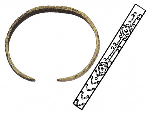 Turaidas pilskalna izpētē atrastā aproce ar rombveida motīvu uz loka. 11.–12.gs. Turaidas muzejrezervāta krājums