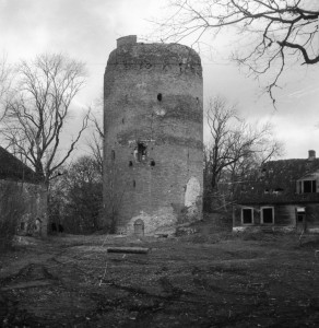Turaidas pils pagalms ar torni ap 1950. gadu. (Foto no A. Caunes personīgā arhīva)