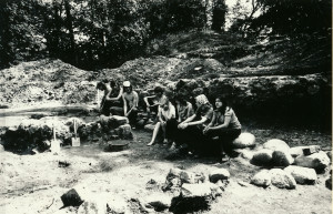 Turaidas pils arheoloģiskās ekspedīcijas dalībnieki. Foto Jānis Graudonis. 1977 Uzsākot pilsdrupu izpēti kļuva skaidrs, ka jānorok un jāaizved pils apkārtmūra ārpusē gadsimtu gaitā 5 -7 m platumā sakrājušies būvgruži, kas veidoja no 4 - 6 m biezu slāni.