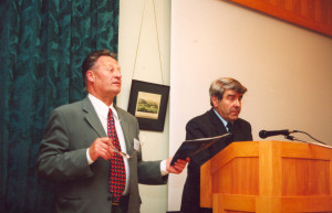 Juris Ivars Čivčs vada konferenci par Turaidas pilskalna saglabāšanu. 29.04.2002.